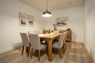 Salle à manger de taille moyenne avec table rectangulaire en chêne et six chaises dans une maison moderne