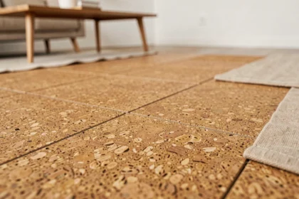 Gros plan sur un sol en liège naturel avec texture alvéolaire visible dans un intérieur moderne et minimaliste